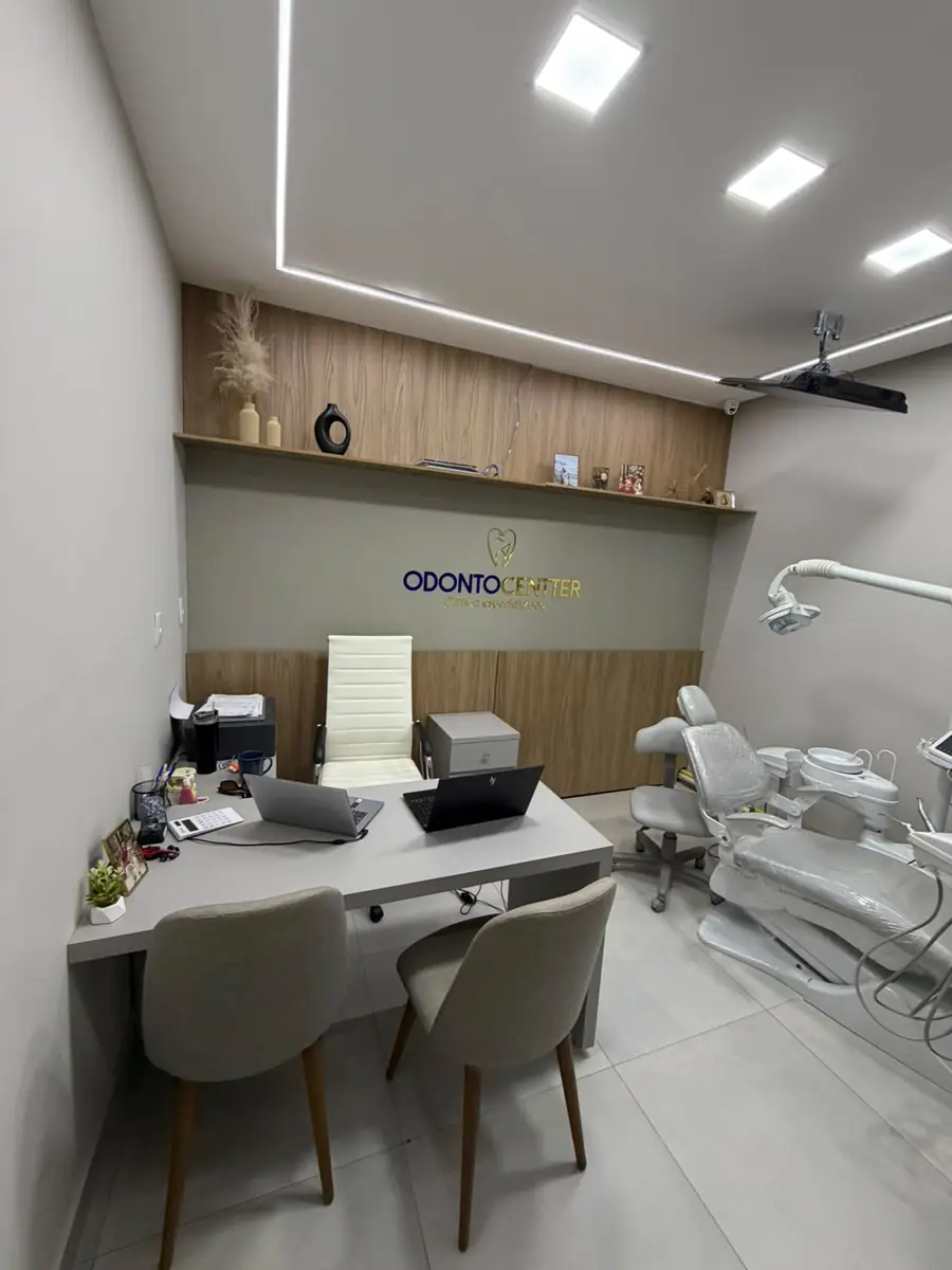 Consultório da Odonto Centter com cadeira odontológica e mesa de atendimento