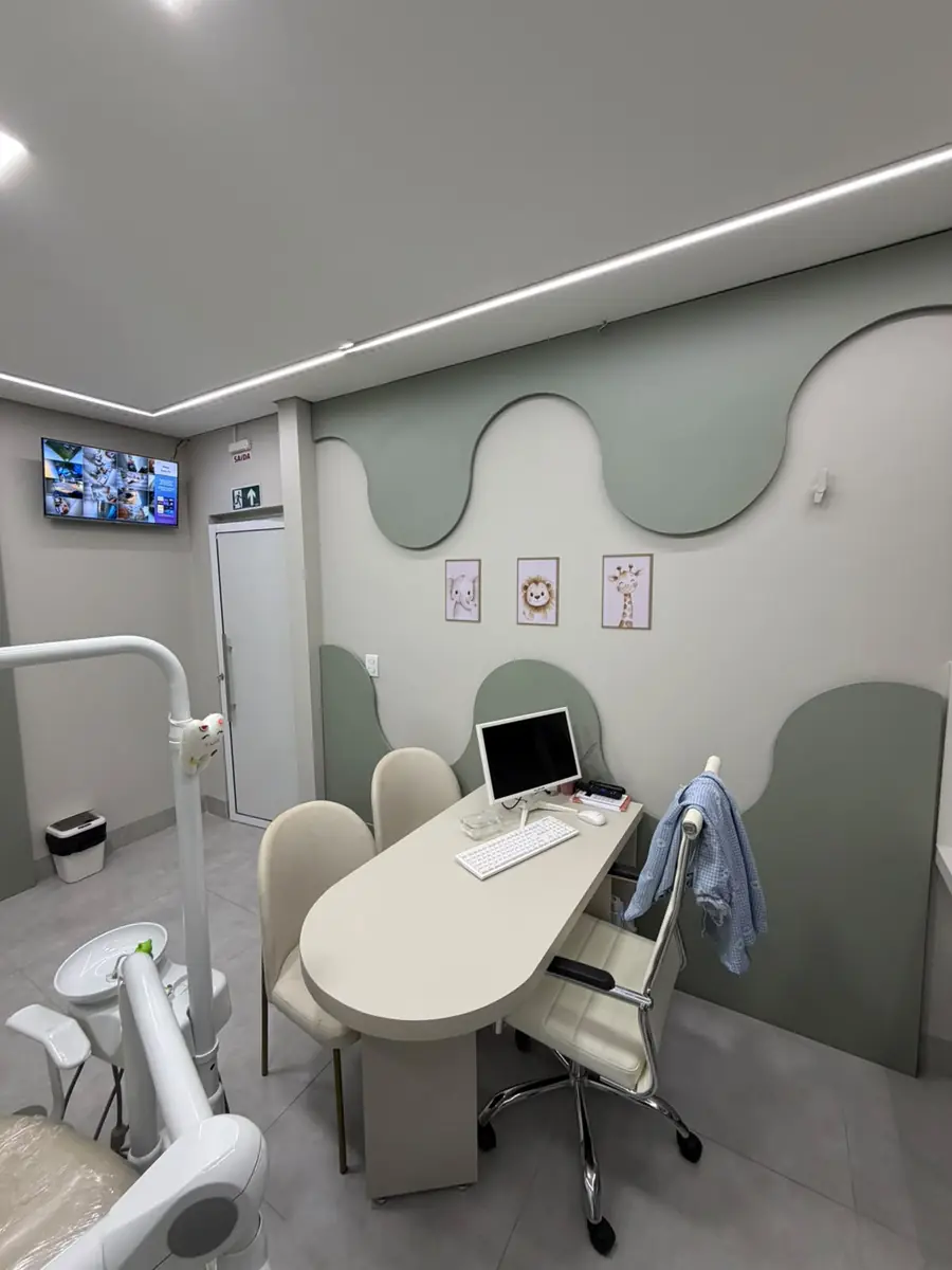 Consultório infantil da Odonto Centter, com televisão para as crianças