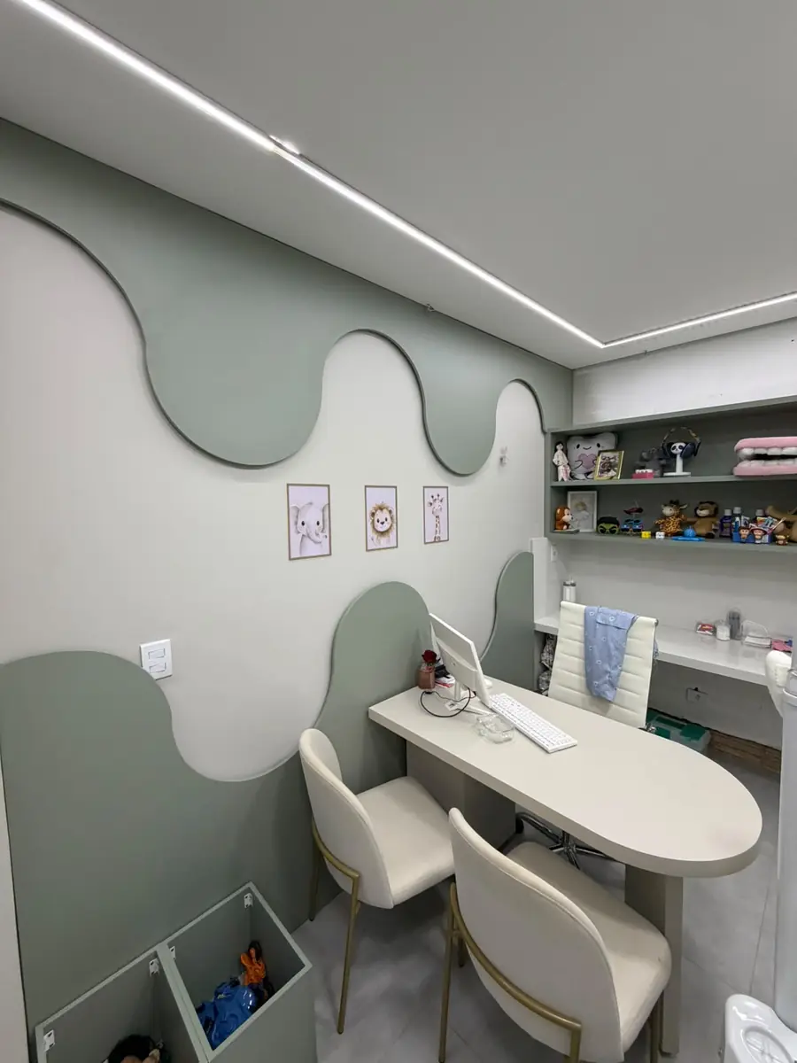 Consultório infantil da Odonto Centter, com prateleira de brinquedos
