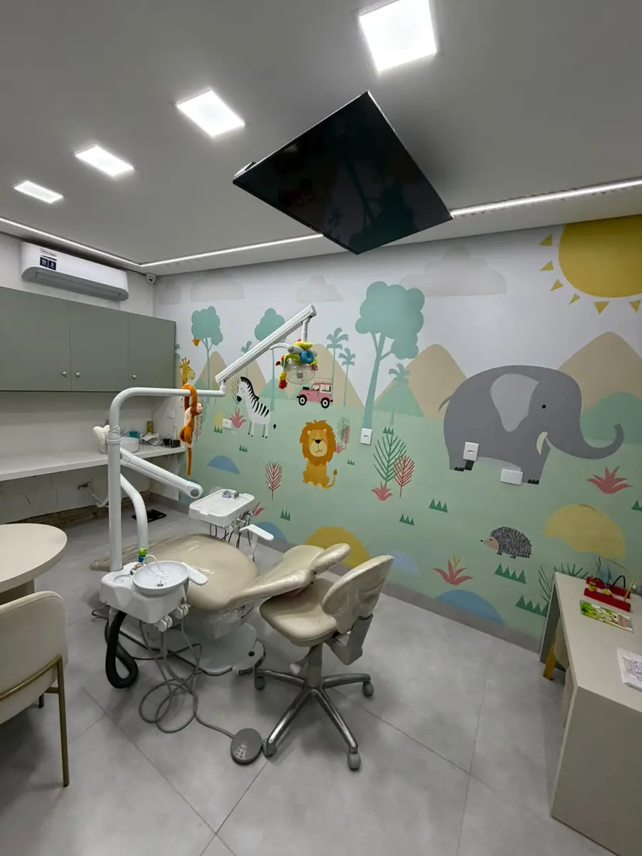 Consultório infantil da Odonto Centter, com a parede ilustrada de safari