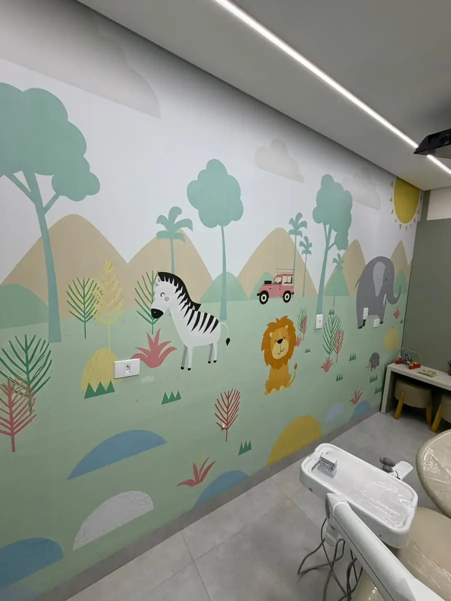 Parede ilustrada do espaço infantil da Odonto Centter, com bichos de safari