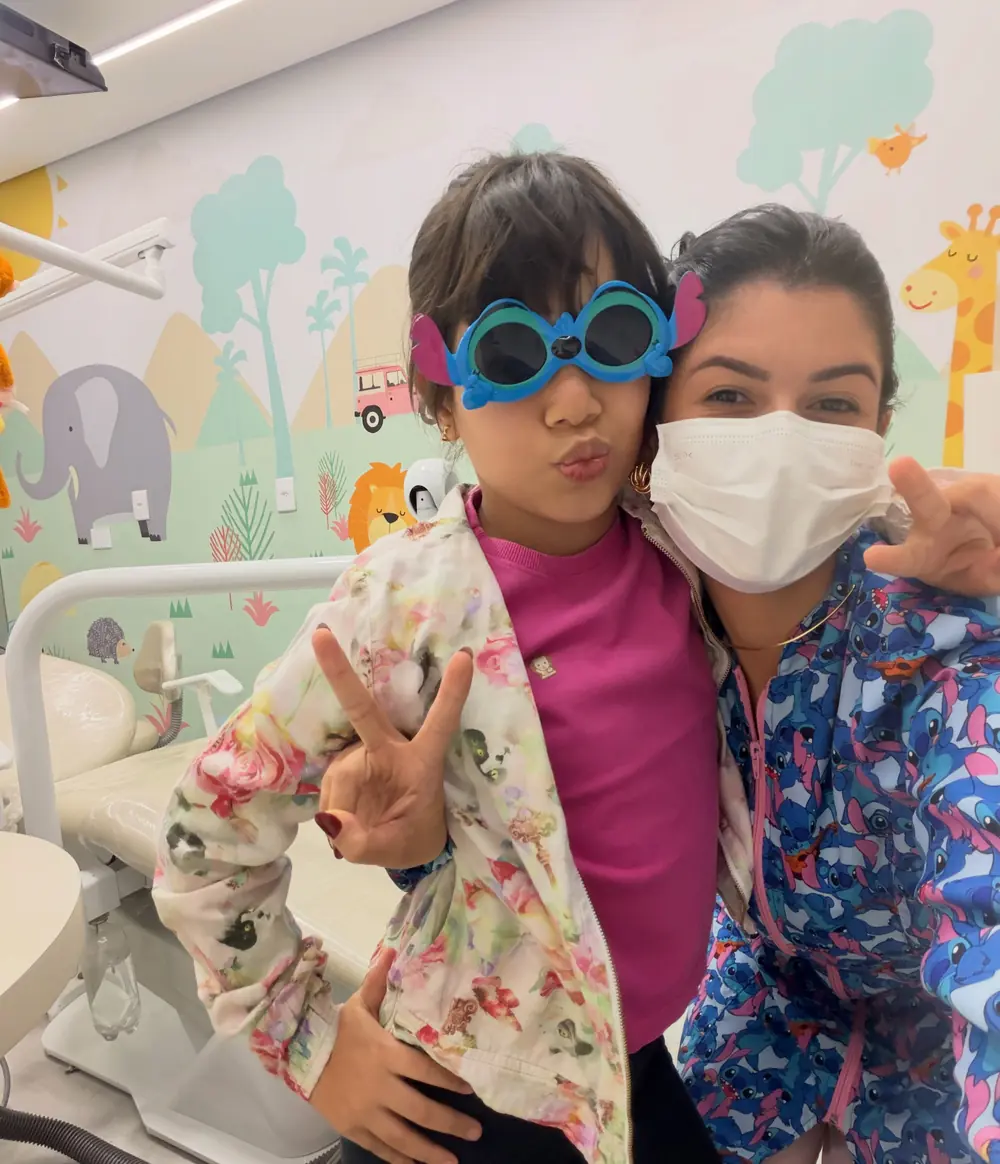 Dra. Amanda com uma paciente mirim no consultório infantil da Odonto Centter