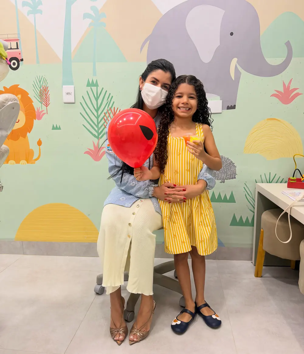 Dra. Amanda e uma paciente mirim no consultório infantil decorado da Odonto Centter